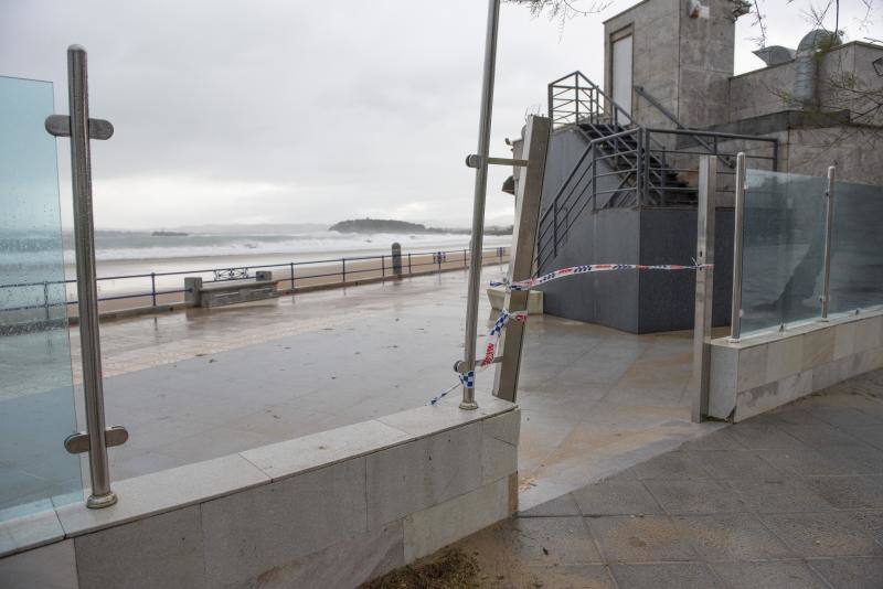 La nueva borrasca atlántica provoca enormes olas en el litoral cántabro (en las imágenes, Santander, Comillas y Suances), vientos huracanados en toda la franja costera y nieve en algunas zonas del interior. El argayo de Los Peligros está acordonado por precaución y el mordisco de arena en las playas sigue aumentando por la sucesión de temporales marítimos.