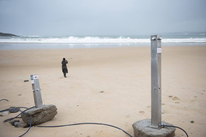 La nueva borrasca atlántica provoca enormes olas en el litoral cántabro (en las imágenes, Santander, Comillas y Suances), vientos huracanados en toda la franja costera y nieve en algunas zonas del interior. El argayo de Los Peligros está acordonado por precaución y el mordisco de arena en las playas sigue aumentando por la sucesión de temporales marítimos.