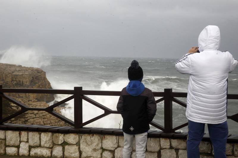 La nueva borrasca atlántica provoca enormes olas en el litoral cántabro (en las imágenes, Santander, Comillas y Suances), vientos huracanados en toda la franja costera y nieve en algunas zonas del interior. El argayo de Los Peligros está acordonado por precaución y el mordisco de arena en las playas sigue aumentando por la sucesión de temporales marítimos.