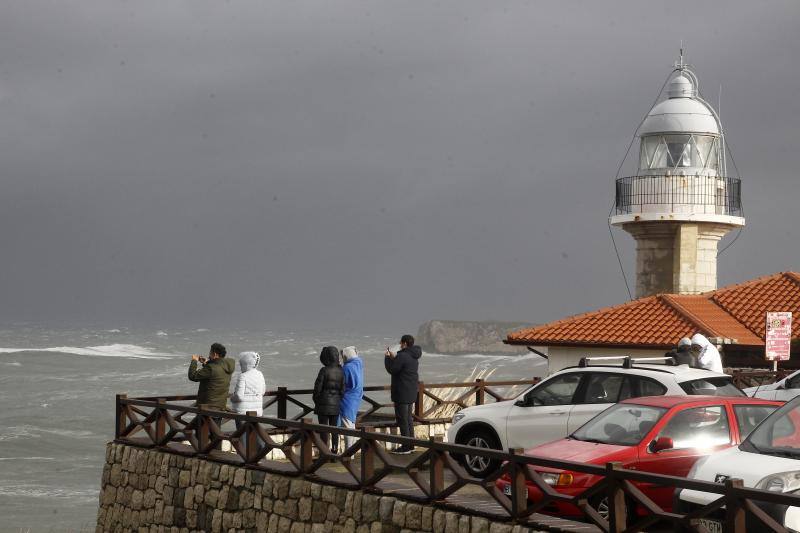 La nueva borrasca atlántica provoca enormes olas en el litoral cántabro (en las imágenes, Santander, Comillas y Suances), vientos huracanados en toda la franja costera y nieve en algunas zonas del interior. El argayo de Los Peligros está acordonado por precaución y el mordisco de arena en las playas sigue aumentando por la sucesión de temporales marítimos.