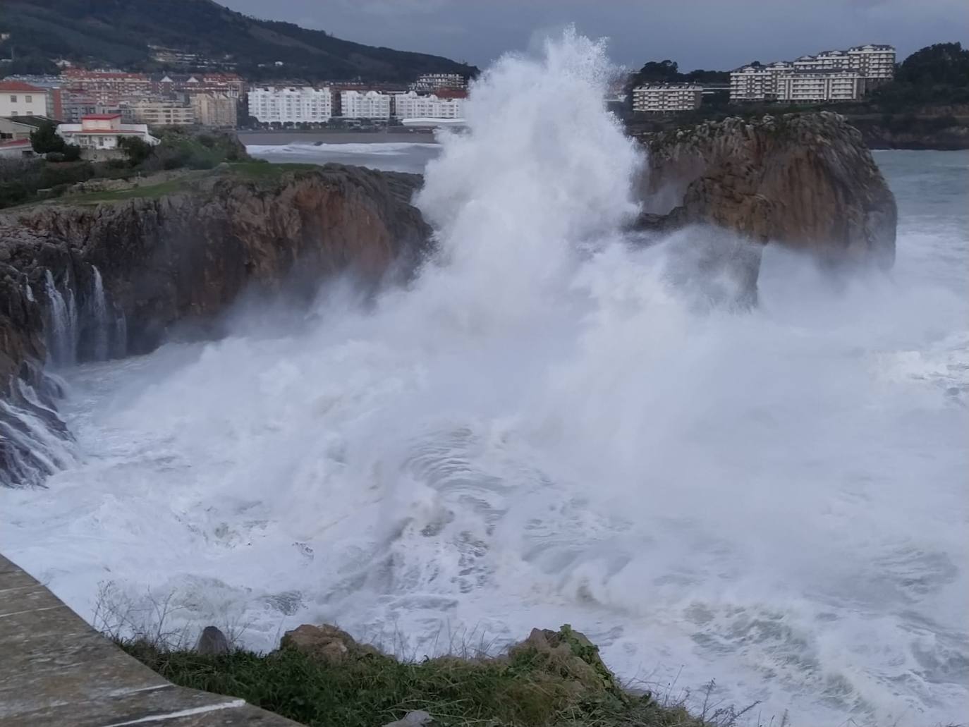 Oleaje enCastro Urdiales