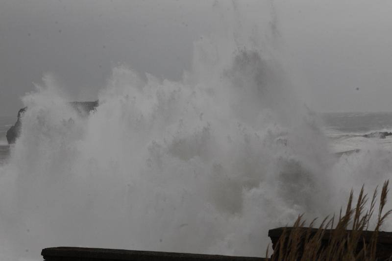 La nueva borrasca atlántica provoca enormes olas en el litoral cántabro (en las imágenes, Santander, Comillas y Suances), vientos huracanados en toda la franja costera y nieve en algunas zonas del interior. El argayo de Los Peligros está acordonado por precaución y el mordisco de arena en las playas sigue aumentando por la sucesión de temporales marítimos.