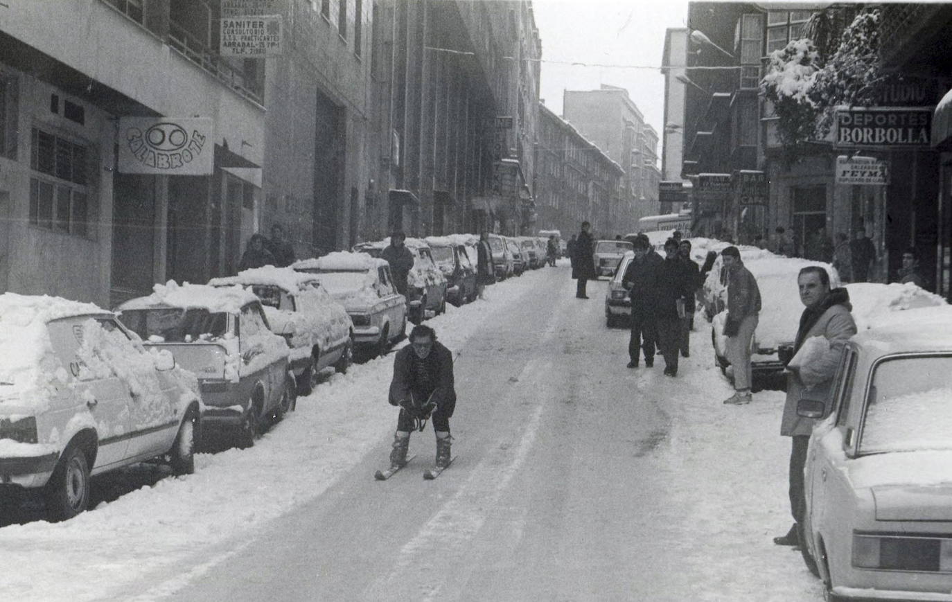 Enero 1985. Esquiando por la calle Guevara de Santander cubierta de nieve