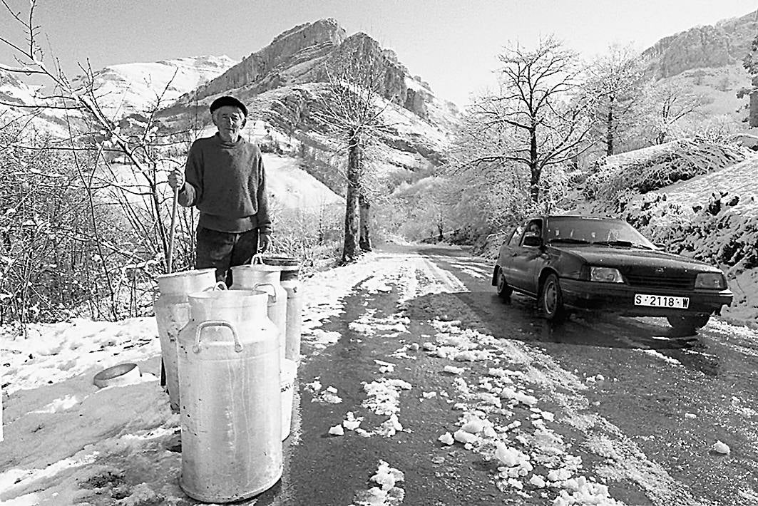 Enero de 1998. Ganadero con las ollas de leche tras la nevada en San Roque de Riomiera. 