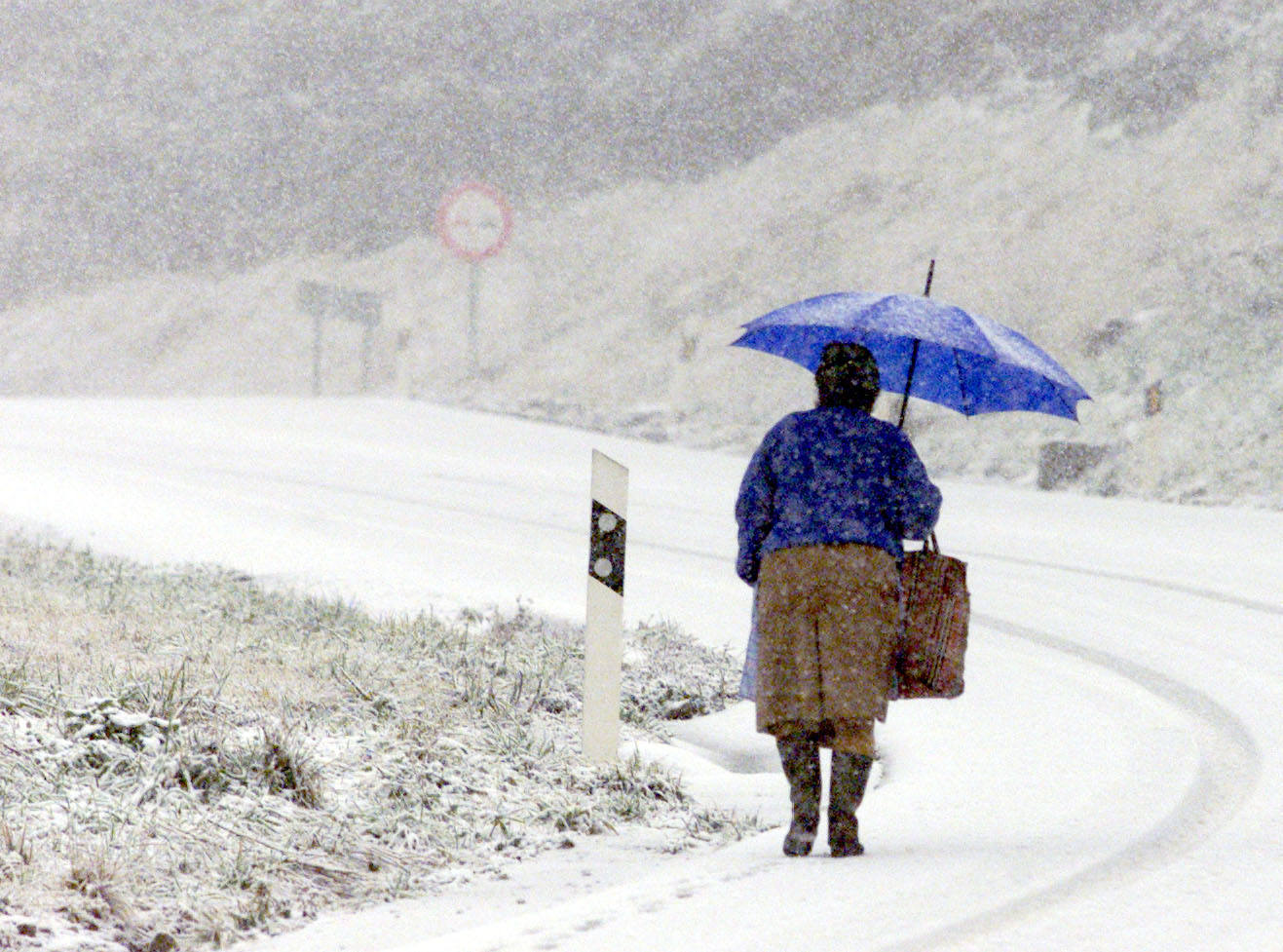 Diciembre de 1999. Mujer durante una nevada en Luena.