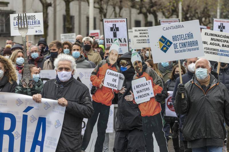 Los hosteleros de Cantabria han pedido al consejero de Sanidad, Miguel Rodríguez, que «si de verdad está convencido» de que la hostelería «es el foco de contagios» y «de alto riesgo en la transmisión del virus», se administre la vacuna contra la covid-19 para el sector «cuanto antes» para «acabar con el problema». Así lo ha trasladado la Asociación Empresarial de Hostelería de Cantabria frente a la Consejería de Sanidad, tras una manifestación que ha celebrado este martes por las calles de Santander para pedir una solución a la situación que ha generado en sus negocios la pandemia de la covid-19.