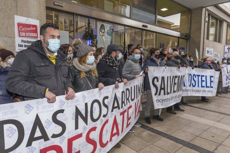 Los hosteleros de Cantabria han pedido al consejero de Sanidad, Miguel Rodríguez, que «si de verdad está convencido» de que la hostelería «es el foco de contagios» y «de alto riesgo en la transmisión del virus», se administre la vacuna contra la covid-19 para el sector «cuanto antes» para «acabar con el problema». Así lo ha trasladado la Asociación Empresarial de Hostelería de Cantabria frente a la Consejería de Sanidad, tras una manifestación que ha celebrado este martes por las calles de Santander para pedir una solución a la situación que ha generado en sus negocios la pandemia de la covid-19.