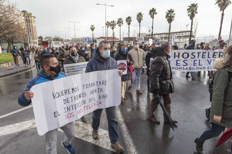 Los hosteleros de Cantabria han pedido al consejero de Sanidad, Miguel Rodríguez, que «si de verdad está convencido» de que la hostelería «es el foco de contagios» y «de alto riesgo en la transmisión del virus», se administre la vacuna contra la covid-19 para el sector «cuanto antes» para «acabar con el problema». Así lo ha trasladado la Asociación Empresarial de Hostelería de Cantabria frente a la Consejería de Sanidad, tras una manifestación que ha celebrado este martes por las calles de Santander para pedir una solución a la situación que ha generado en sus negocios la pandemia de la covid-19.