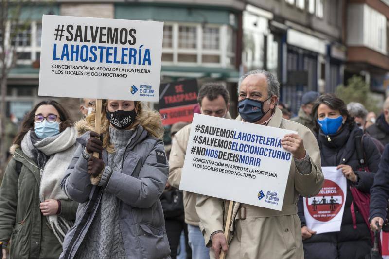 Los hosteleros de Cantabria han pedido al consejero de Sanidad, Miguel Rodríguez, que «si de verdad está convencido» de que la hostelería «es el foco de contagios» y «de alto riesgo en la transmisión del virus», se administre la vacuna contra la covid-19 para el sector «cuanto antes» para «acabar con el problema». Así lo ha trasladado la Asociación Empresarial de Hostelería de Cantabria frente a la Consejería de Sanidad, tras una manifestación que ha celebrado este martes por las calles de Santander para pedir una solución a la situación que ha generado en sus negocios la pandemia de la covid-19.