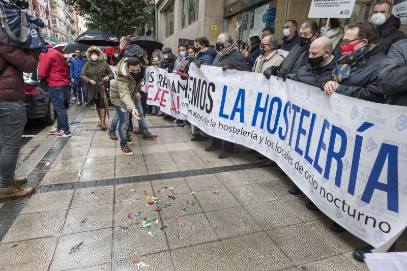 Los hosteleros de Cantabria han pedido al consejero de Sanidad, Miguel Rodríguez, que «si de verdad está convencido» de que la hostelería «es el foco de contagios» y «de alto riesgo en la transmisión del virus», se administre la vacuna contra la covid-19 para el sector «cuanto antes» para «acabar con el problema». Así lo ha trasladado la Asociación Empresarial de Hostelería de Cantabria frente a la Consejería de Sanidad, tras una manifestación que ha celebrado este martes por las calles de Santander para pedir una solución a la situación que ha generado en sus negocios la pandemia de la covid-19.