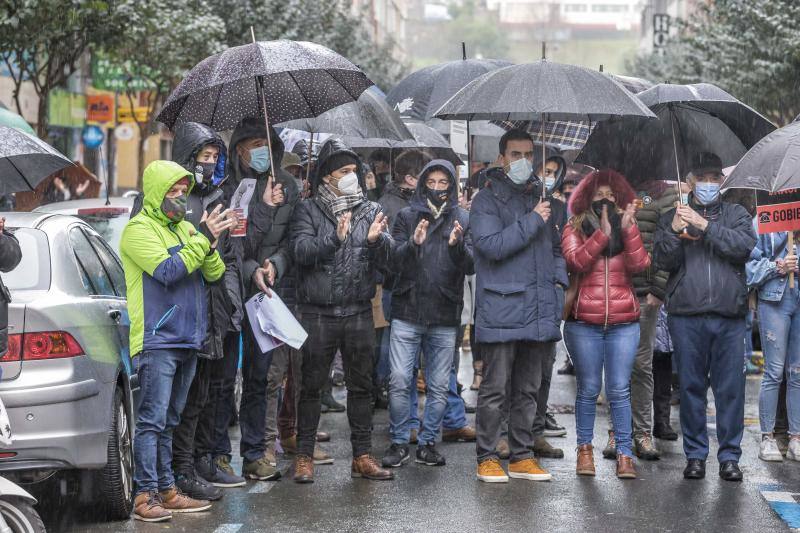 Los hosteleros de Cantabria han pedido al consejero de Sanidad, Miguel Rodríguez, que «si de verdad está convencido» de que la hostelería «es el foco de contagios» y «de alto riesgo en la transmisión del virus», se administre la vacuna contra la covid-19 para el sector «cuanto antes» para «acabar con el problema». Así lo ha trasladado la Asociación Empresarial de Hostelería de Cantabria frente a la Consejería de Sanidad, tras una manifestación que ha celebrado este martes por las calles de Santander para pedir una solución a la situación que ha generado en sus negocios la pandemia de la covid-19.