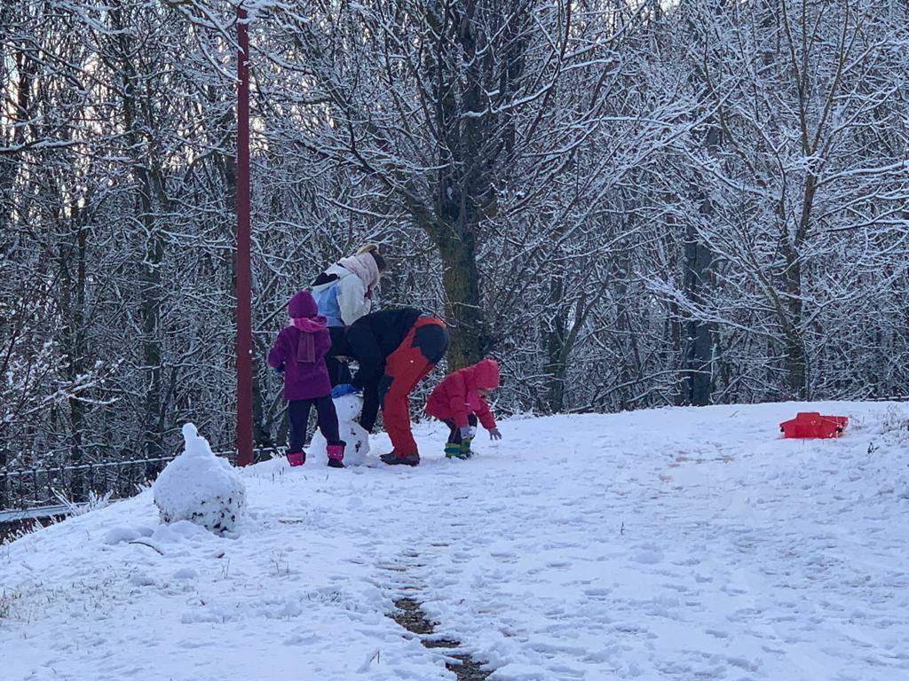 Jugando con la nieve en Fontibre.