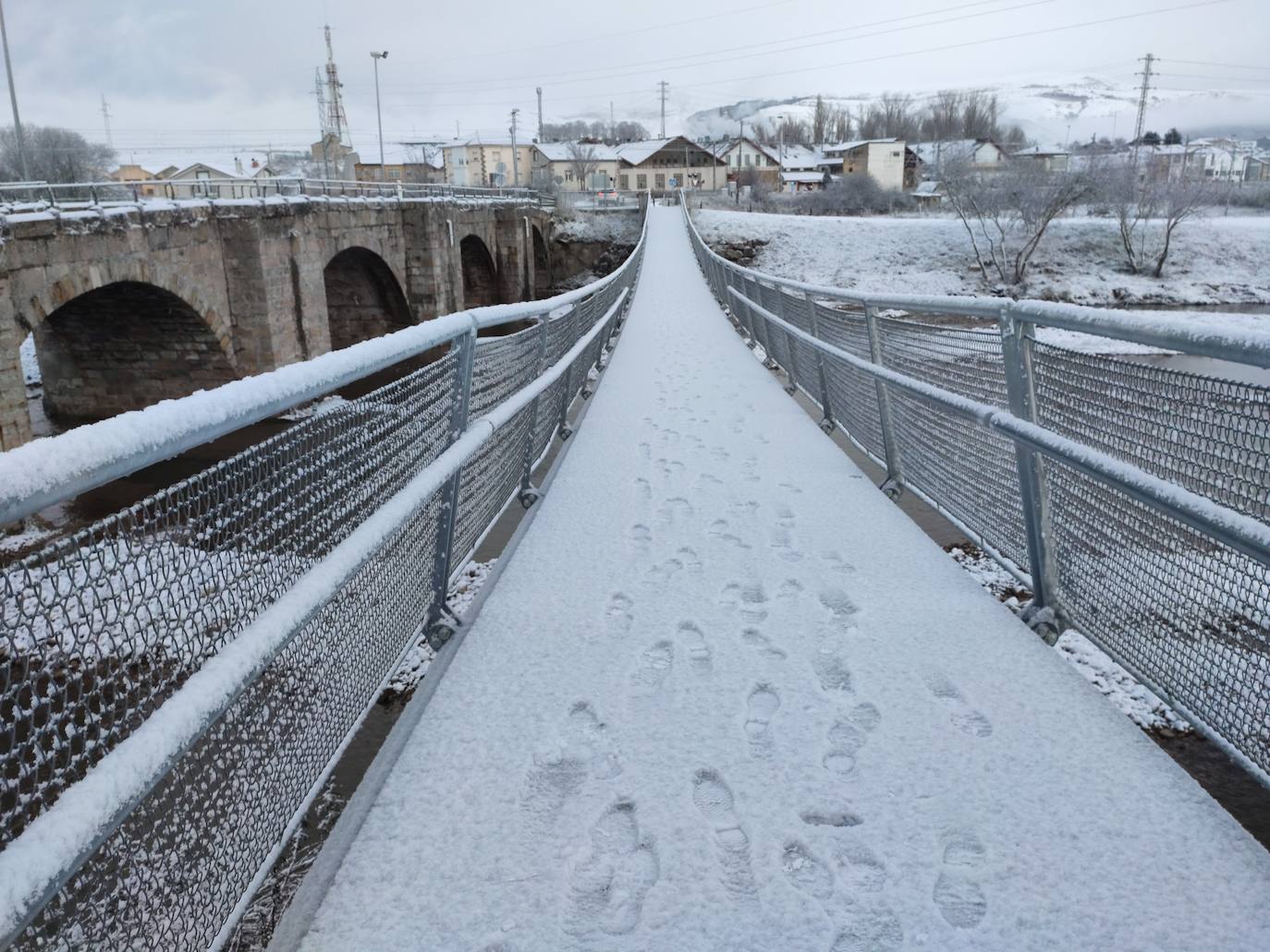 Reinosa y Matamorosa han amanecido cubiertas de hielo y nieve este martes.