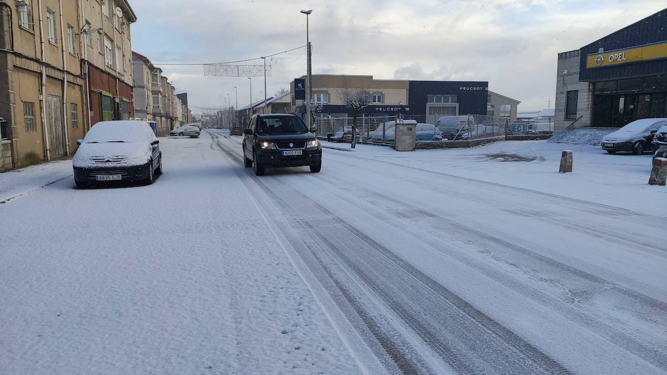 Reinosa y Matamorosa han amanecido cubiertas de hielo y nieve este martes.