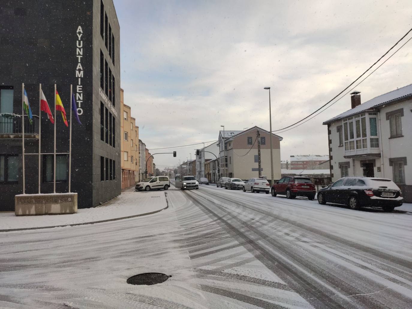 Reinosa y Matamorosa han amanecido cubiertas de hielo y nieve este martes.