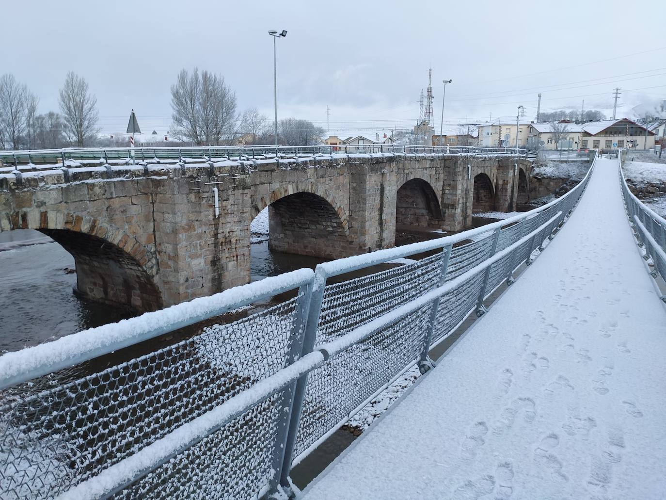 Reinosa y Matamorosa han amanecido cubiertas de hielo y nieve este martes.