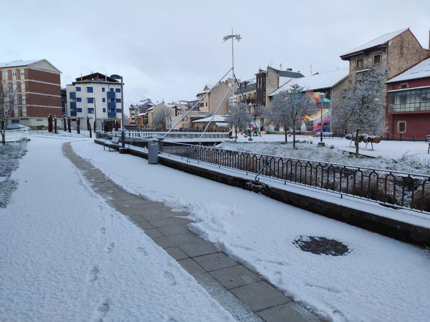 Reinosa y Matamorosa han amanecido cubiertas de hielo y nieve este martes.