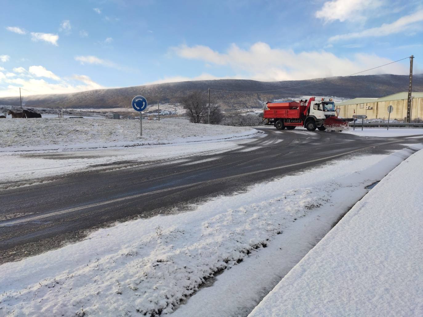 Reinosa y Matamorosa han amanecido cubiertas de hielo y nieve este martes.