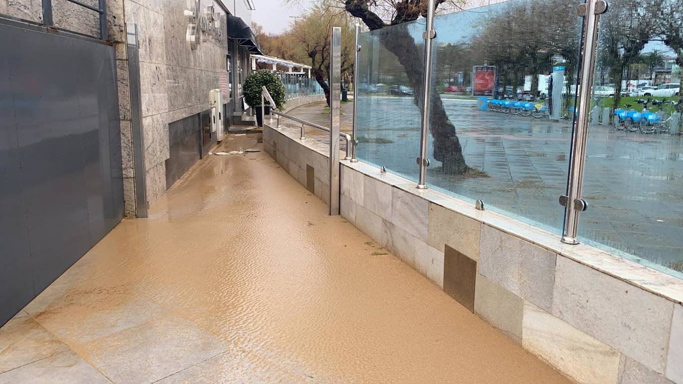 El paseo de El Sardinero está cubierto de agua y arena, mientras en la playa de Los Peligros aumenta el socavón bajo la pasarela de acceso y la lluvia forma una gran balsa en las inmediaciones del desprendimiento de Reina Victoria.