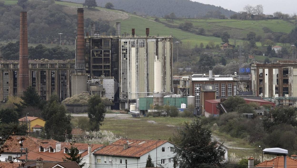 Complejo industrial de Sniace en Torrelavega, cerrado desde febrero. 