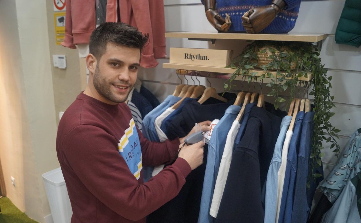 El presidente de Asocas, Igor Alijo, en su tienda de ropa El Resort Shop.