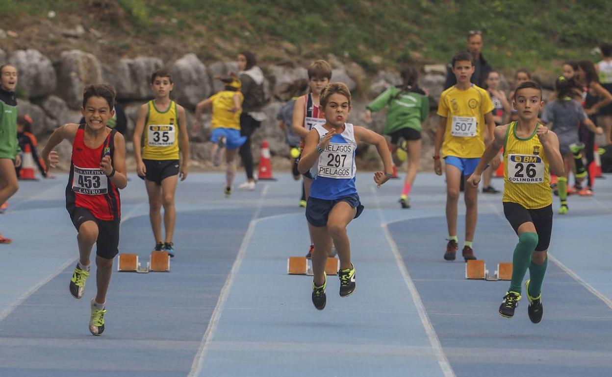 Niños practicando atletismo en Castro Urdiales, antes de la suspensión del deporte base por la pandemia.