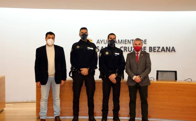 El alcalde de Santa Cruz de Bezana, Alberto García Onandía, recibió a los dos nuevos agentes que se acaban de incorporar a la plantilla de Policía Local.