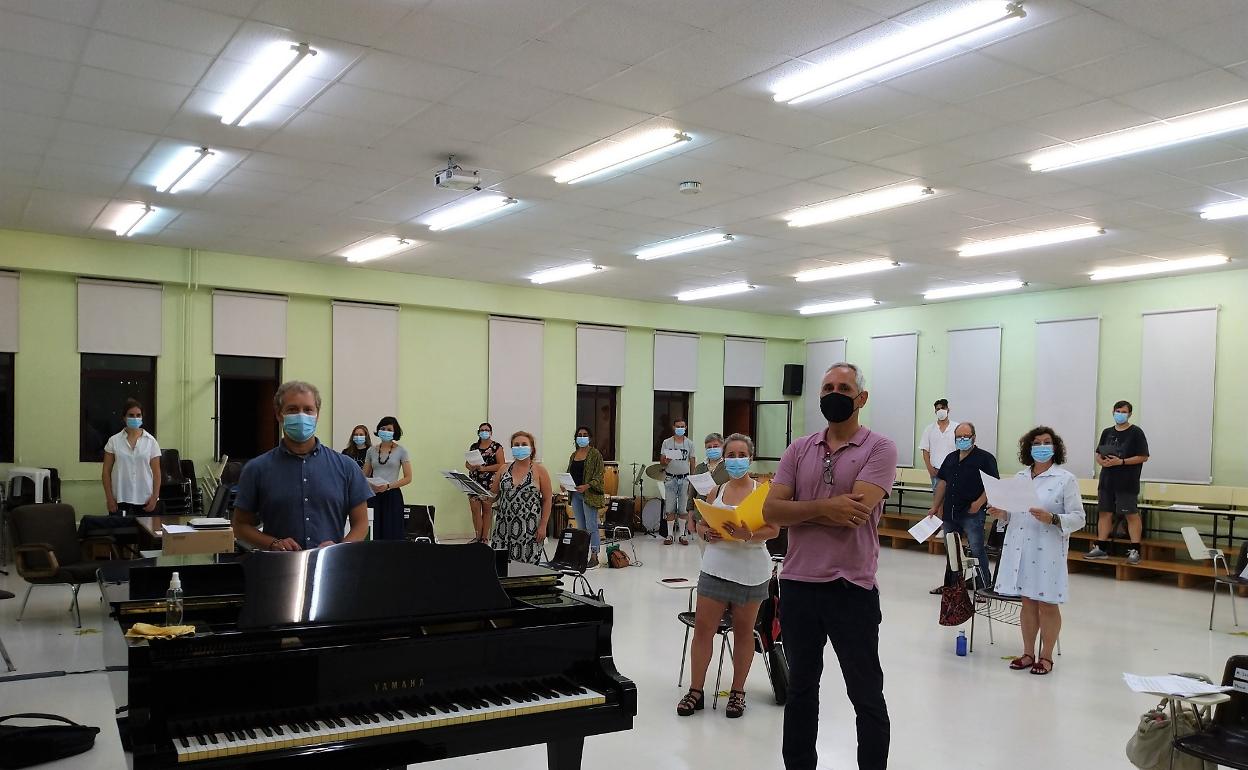 Raúl Suárez y Pepe Santos con los miembros de la Camerata Coral durante uno de los ensayos del concierto.