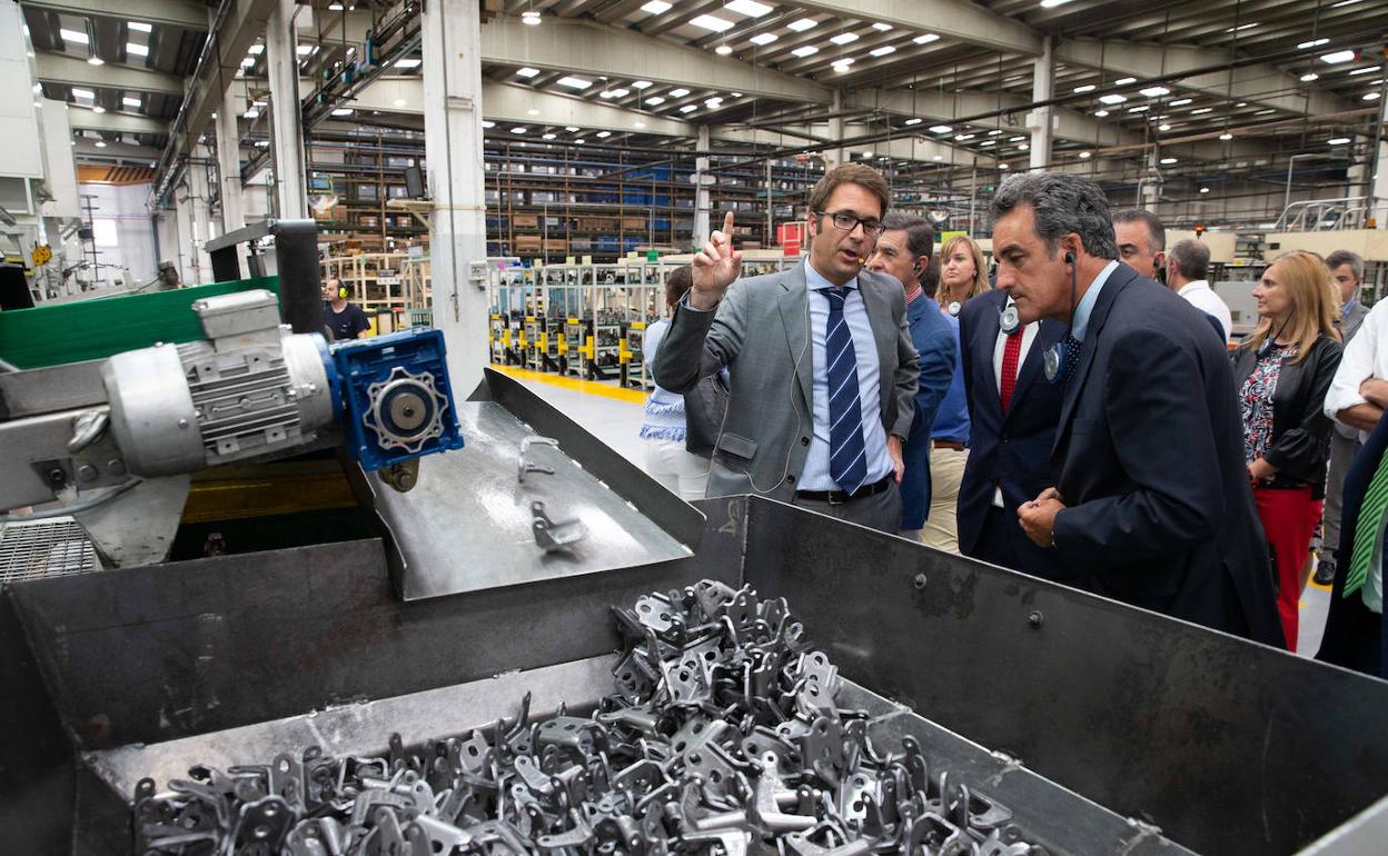 Martín, a la derecha, en una visita a las instalaciones de Edscha en Guarnizo