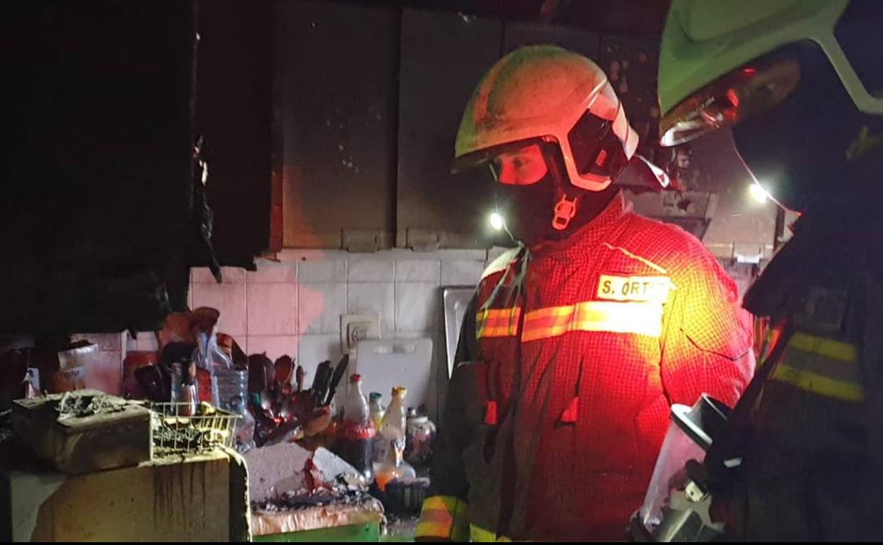 Bomberos del 112 extinguen un incendio en una vivienda de Reinosa