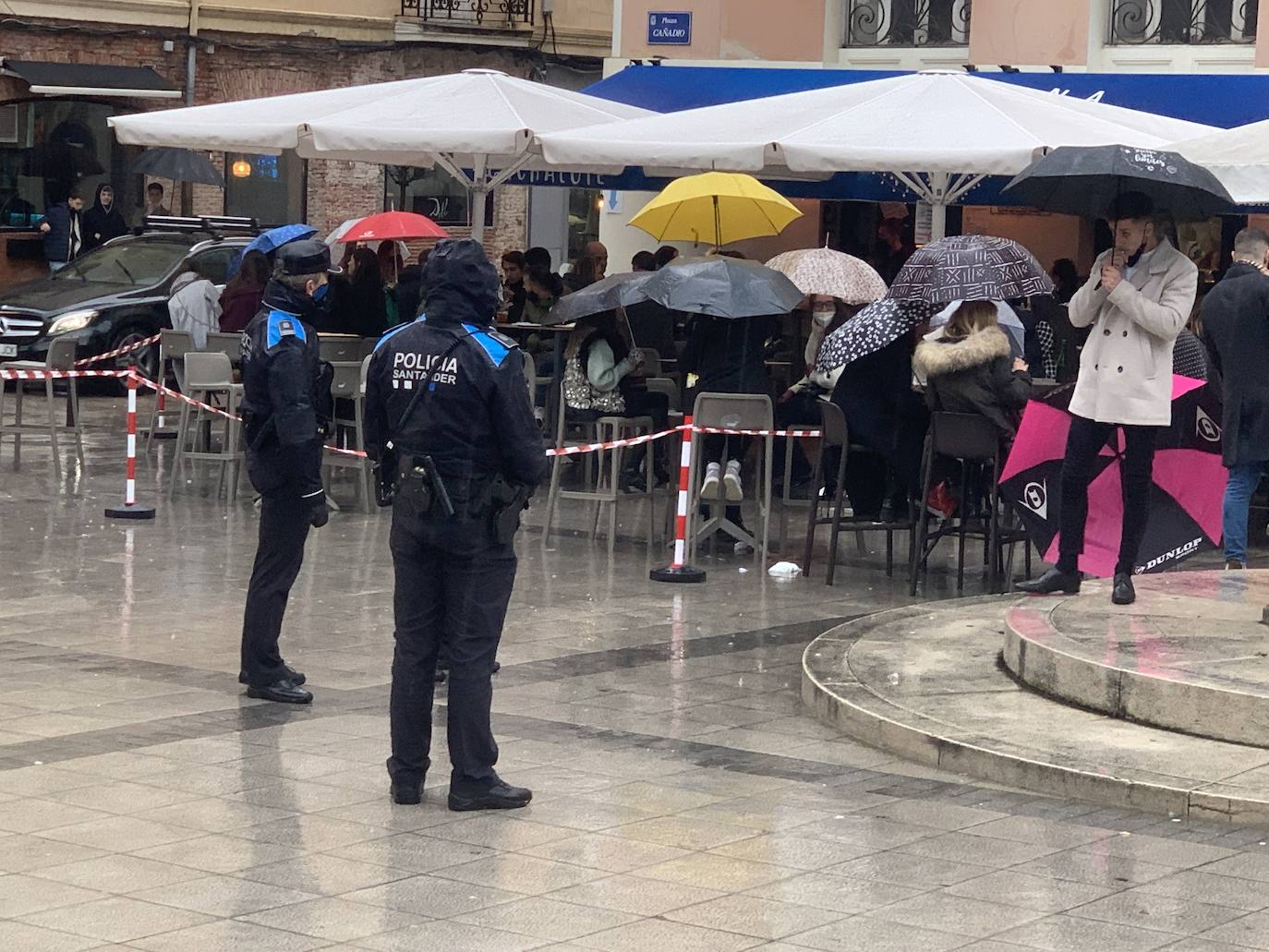 A pesar de la lluvia algunas terrazas se llenaron en Santander, en una jornada tranquila