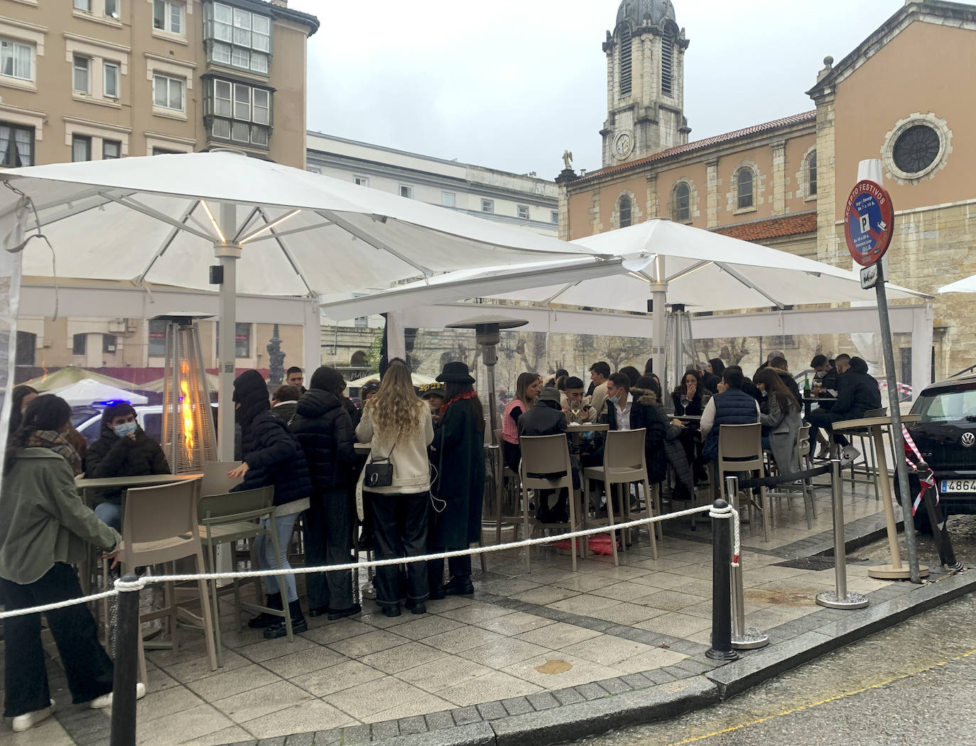 A pesar de la lluvia algunas terrazas se llenaron en Santander, en una jornada tranquila