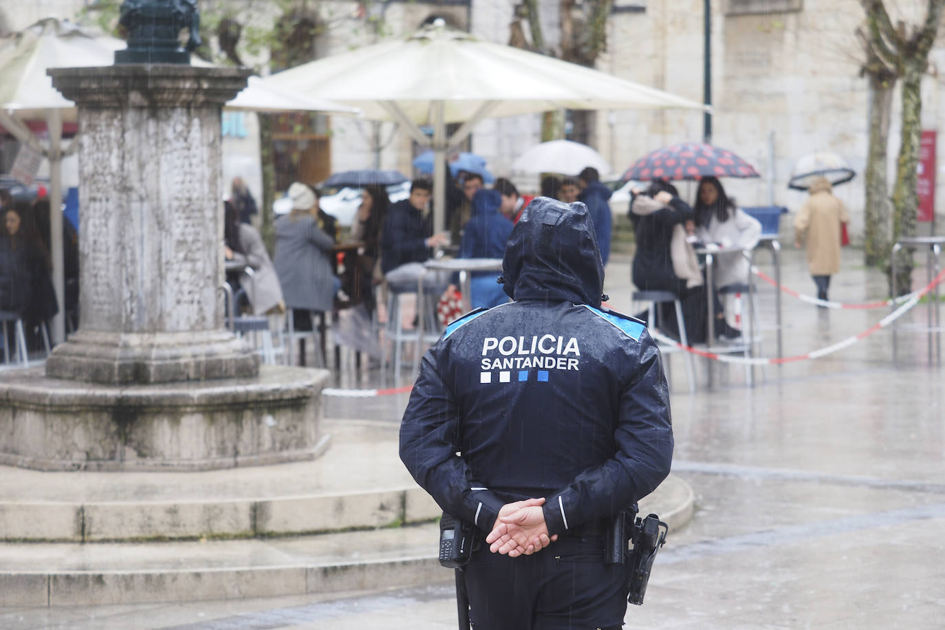 A pesar de la lluvia algunas terrazas se llenaron en Santander, en una jornada tranquila