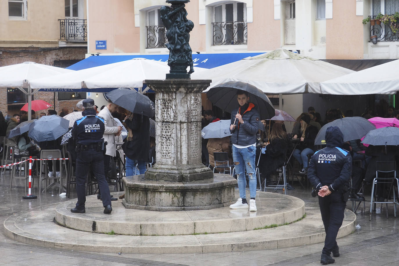 A pesar de la lluvia algunas terrazas se llenaron en Santander, en una jornada tranquila