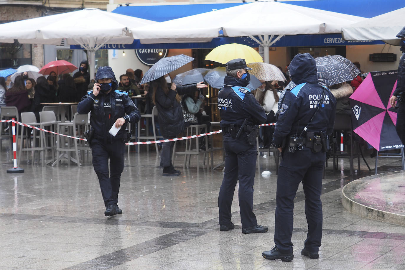 A pesar de la lluvia algunas terrazas se llenaron en Santander, en una jornada tranquila