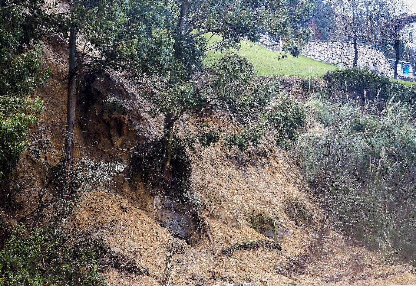 Las playas de Peligros y La Magdalena siguen desmoronándose. Además del talud que se derrumbó a mediados de diciembre, ahora se ha caído parte de una rampa.