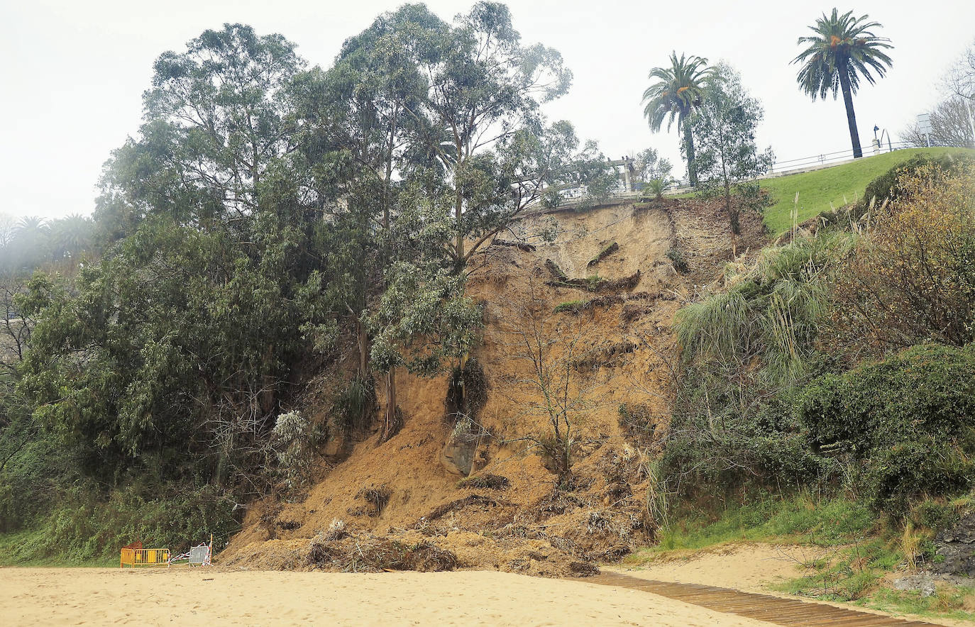 Las playas de Peligros y La Magdalena siguen desmoronándose. Además del talud que se derrumbó a mediados de diciembre, ahora se ha caído parte de una rampa.