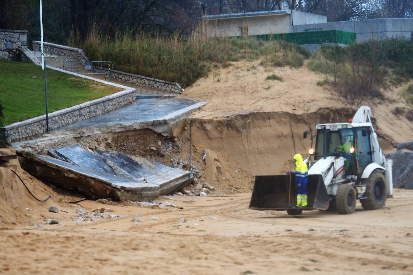 Las playas de Peligros y La Magdalena siguen desmoronándose. Además del talud que se derrumbó a mediados de diciembre, ahora se ha caído parte de una rampa.