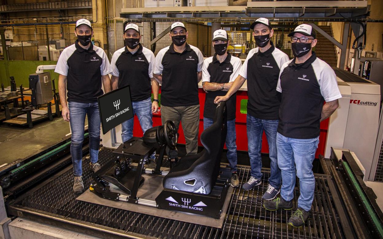 Equipo de Industrias Jacinto Herrero promotor del proyecto 'Smith Sim Racing', en las instalaciones que la compañía tiene en Guarnizo, con uno de los chasis. DM