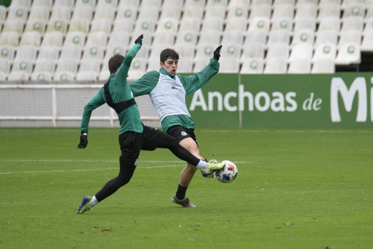 Íñigo Sainz-Maza controla la pelota en el entrenamiento del pasado miércoles en El Sardinero. maría gil lastra