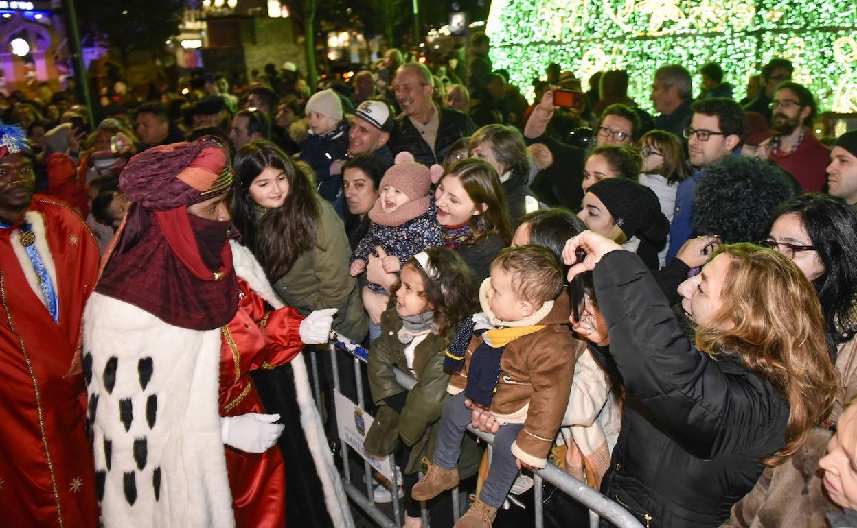 Baltasar saluda a los niños en una imagen de archivo de las Navidades pasadas. 