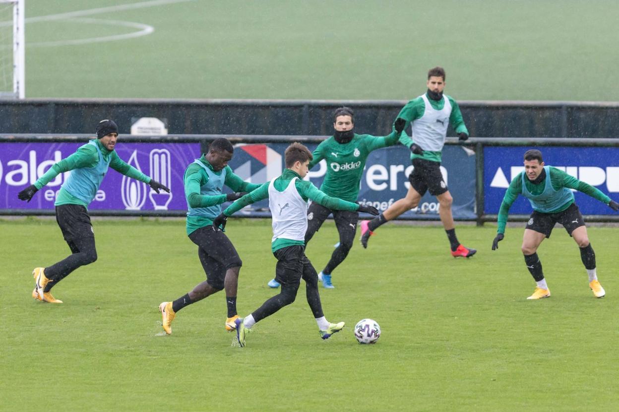 Pablo Torre, perseguido por Patrick Soko, conduce la pelota en un entrenamiento de esta semana en La Albericia. 