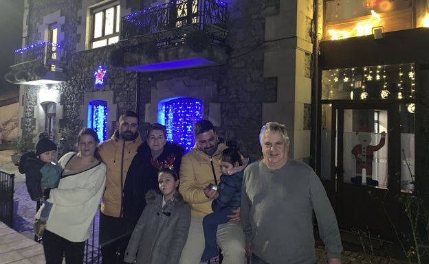 María José Baldonedo, en el centro, junto al resto de su familia ante su casa de Heras decorada de Navidad 