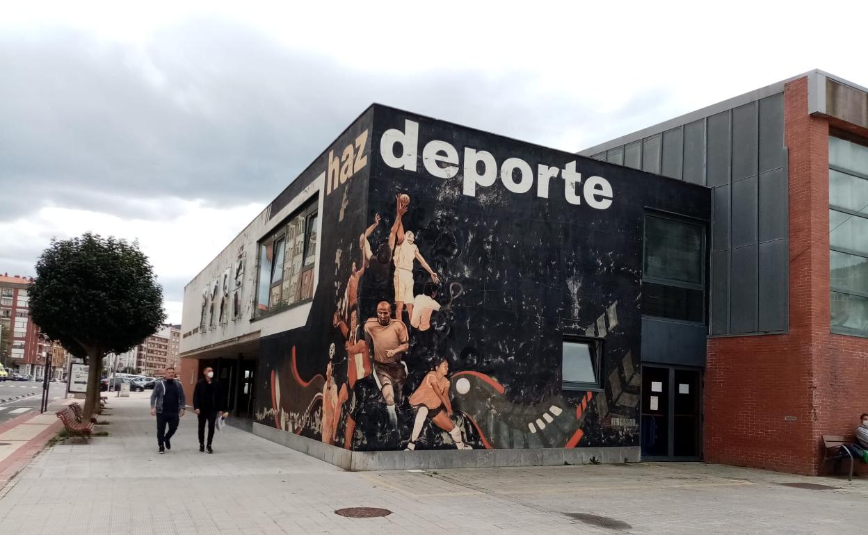 Los operarios trabajan en el Polideportivo Pachi Torre en la organización de la recepción.