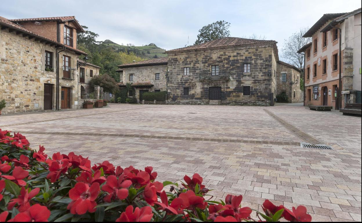 Se han eliminado los bolardos y dispuesto un mismo adoquín a todo el espacio 