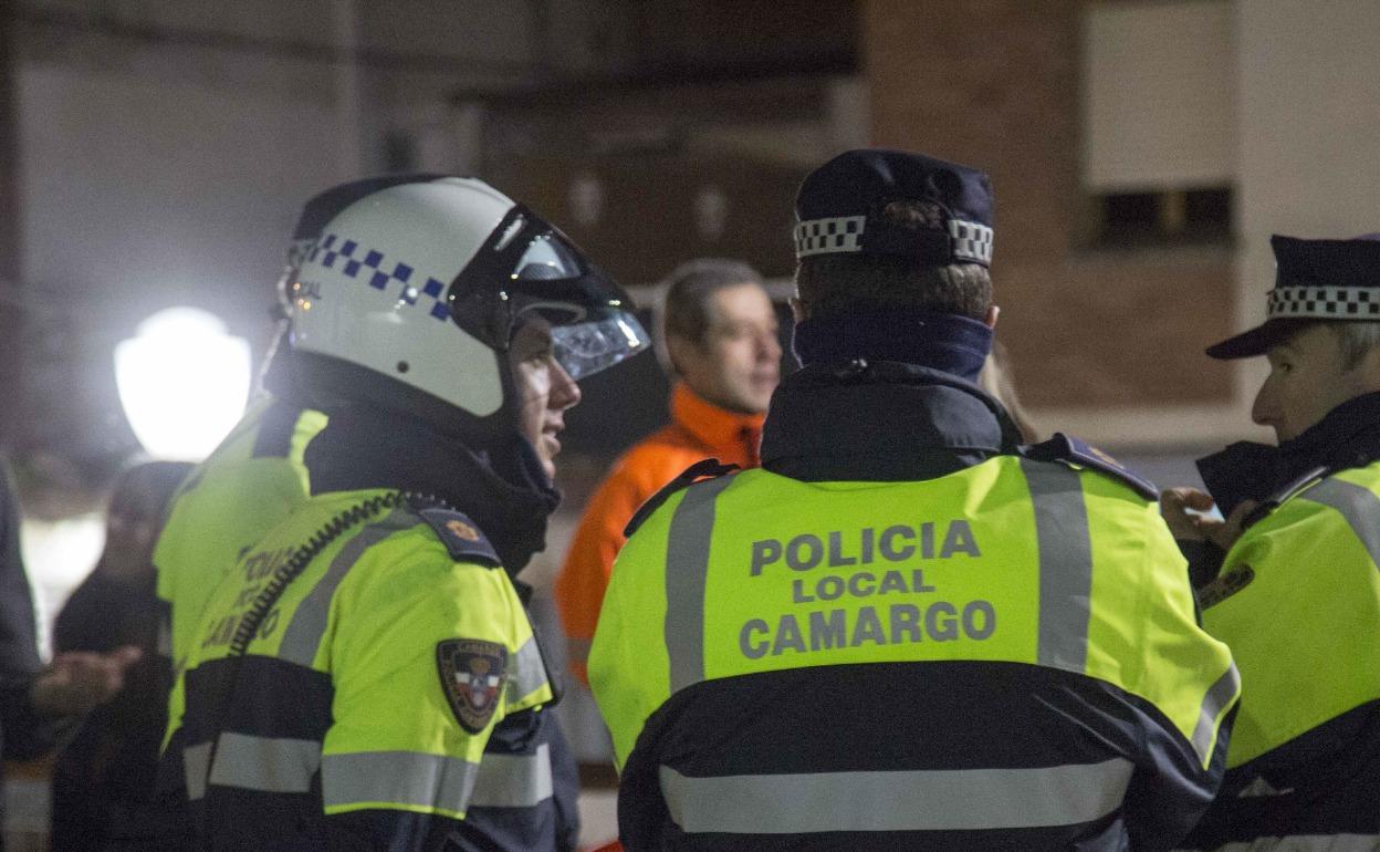 Tres efectivos de la Policía Local de Camargo mantienen una conversación, en una imagen de archivo. 