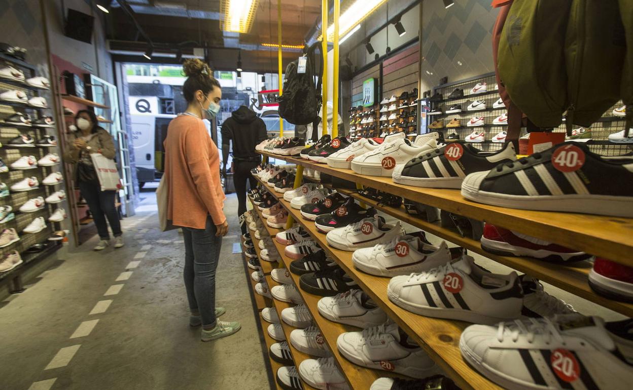 Las rebajas generarán este año más de 4.000 contratos en Cantabria, entre un 5% y un 10% menos