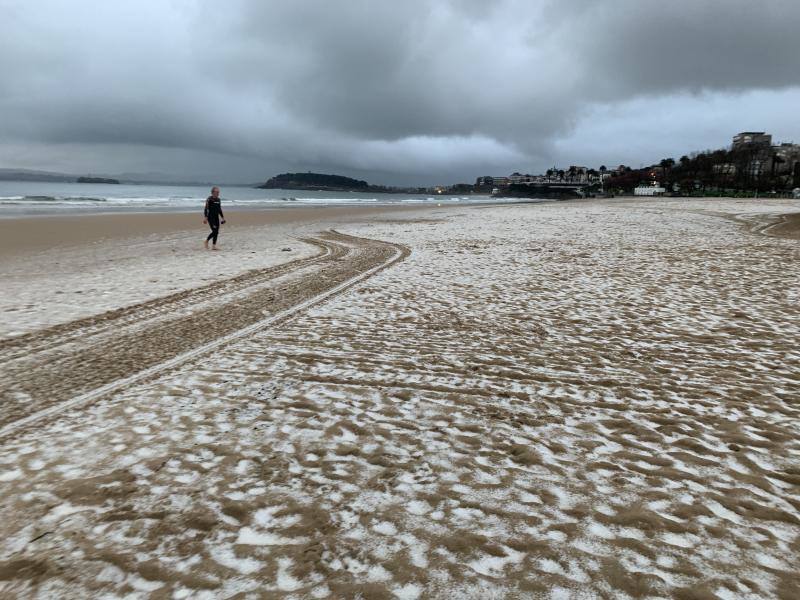 Las granizadas matinales de este lunes han teñido de blanco las playas de El Sardinero.