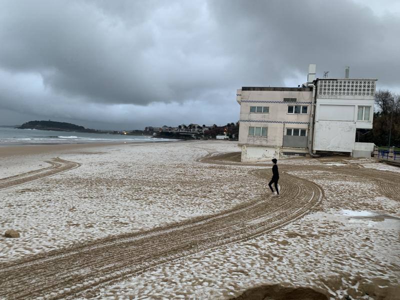 Las granizadas matinales de este lunes han teñido de blanco las playas de El Sardinero.