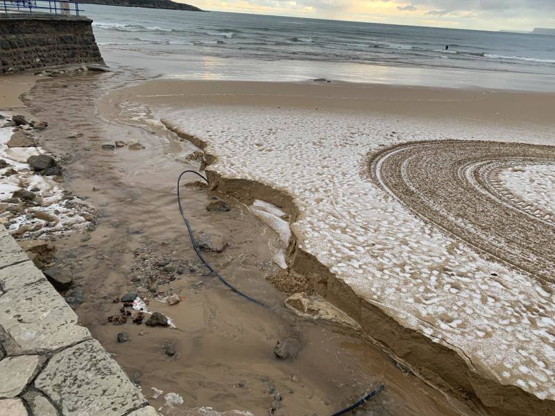 Las granizadas matinales de este lunes han teñido de blanco las playas de El Sardinero.